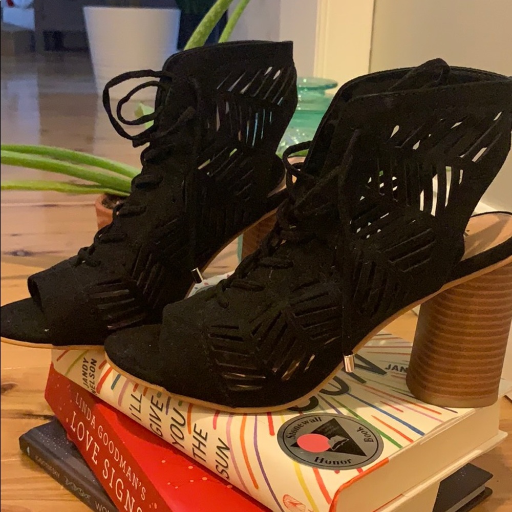 Black heeled sandal